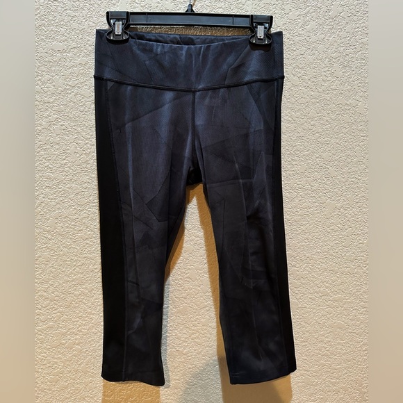 Reebok Speedwick Black Pattern Workout Capris, Medium - Picture 1 of 4
